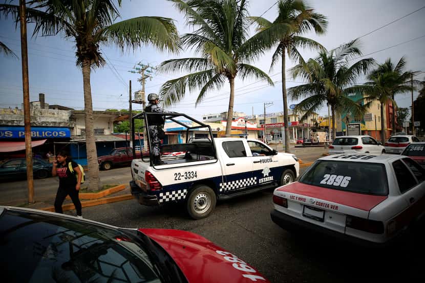 Una patrulla de la policía estatal de Veracruz vigila las calles de Coatzacoalcos, al sur de...