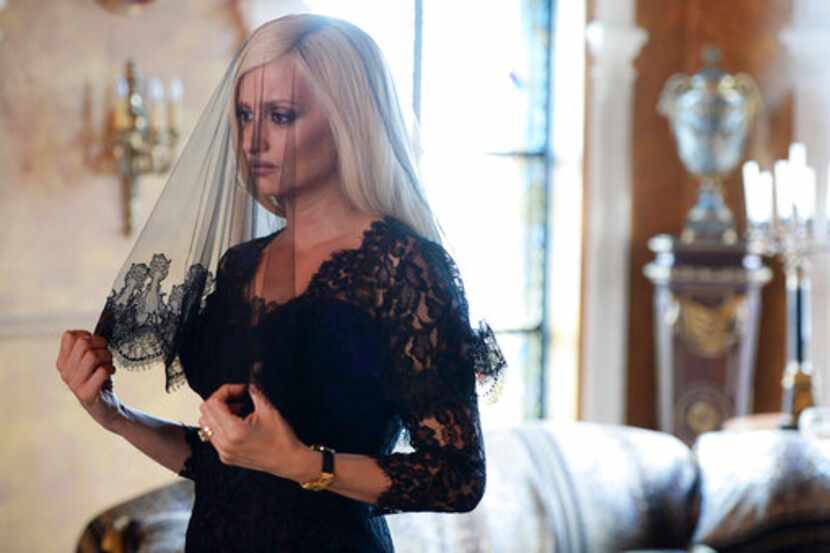 En esta imagen difundida por FX, Penélope Cruz como Donatella Versace en una escena de “The...