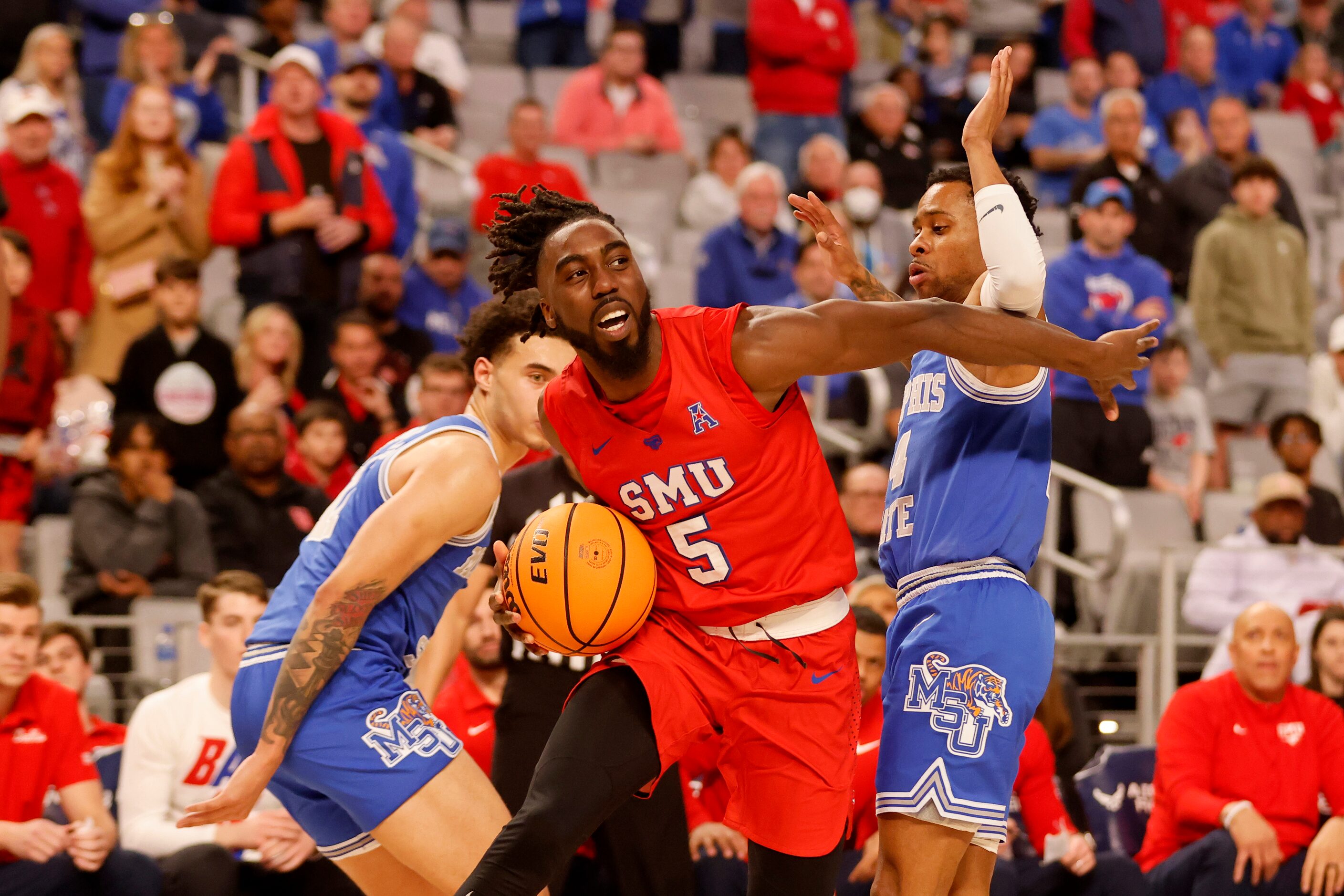 SMU guard Emmanuel Bandoumel (5) gets past Memphis guard Lester Quinones (11), left, and...