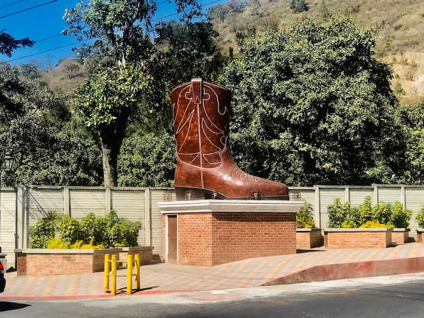 Una estatua de una bota vaquera adorna la entrada de Pastores, Sacatepequez, en Guatemala....