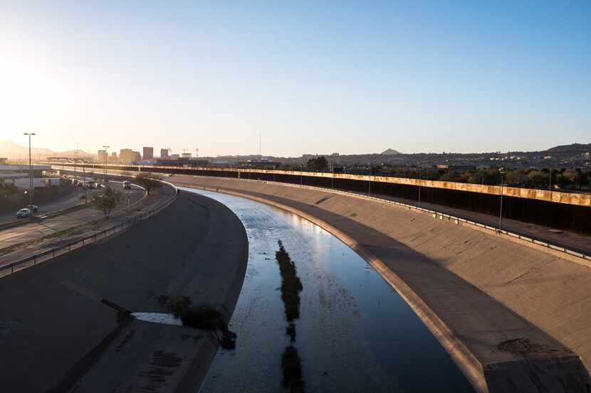 Una vista del Rio Grande que separa Ciudad Juárez de El Paso. Un inmigrante que se encuentra...