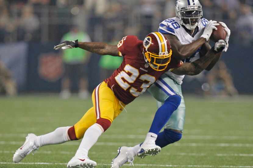 Dallas Cowboys wide receiver Dez Bryant (88) catches a pass in front of Washington Redskins...