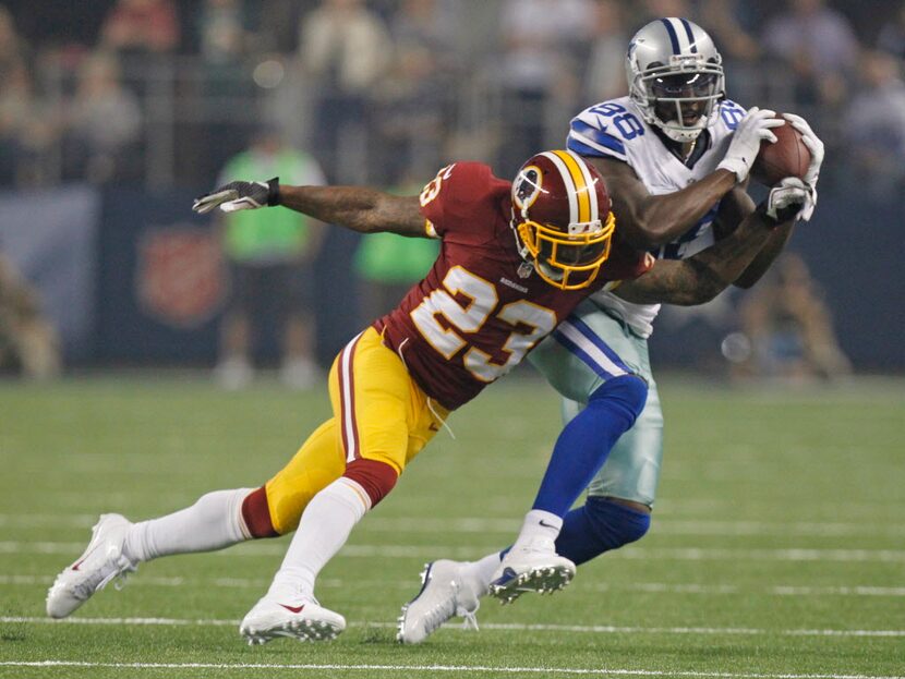 Dallas Cowboys wide receiver Dez Bryant (88) catches a pass in front of Washington Redskins...