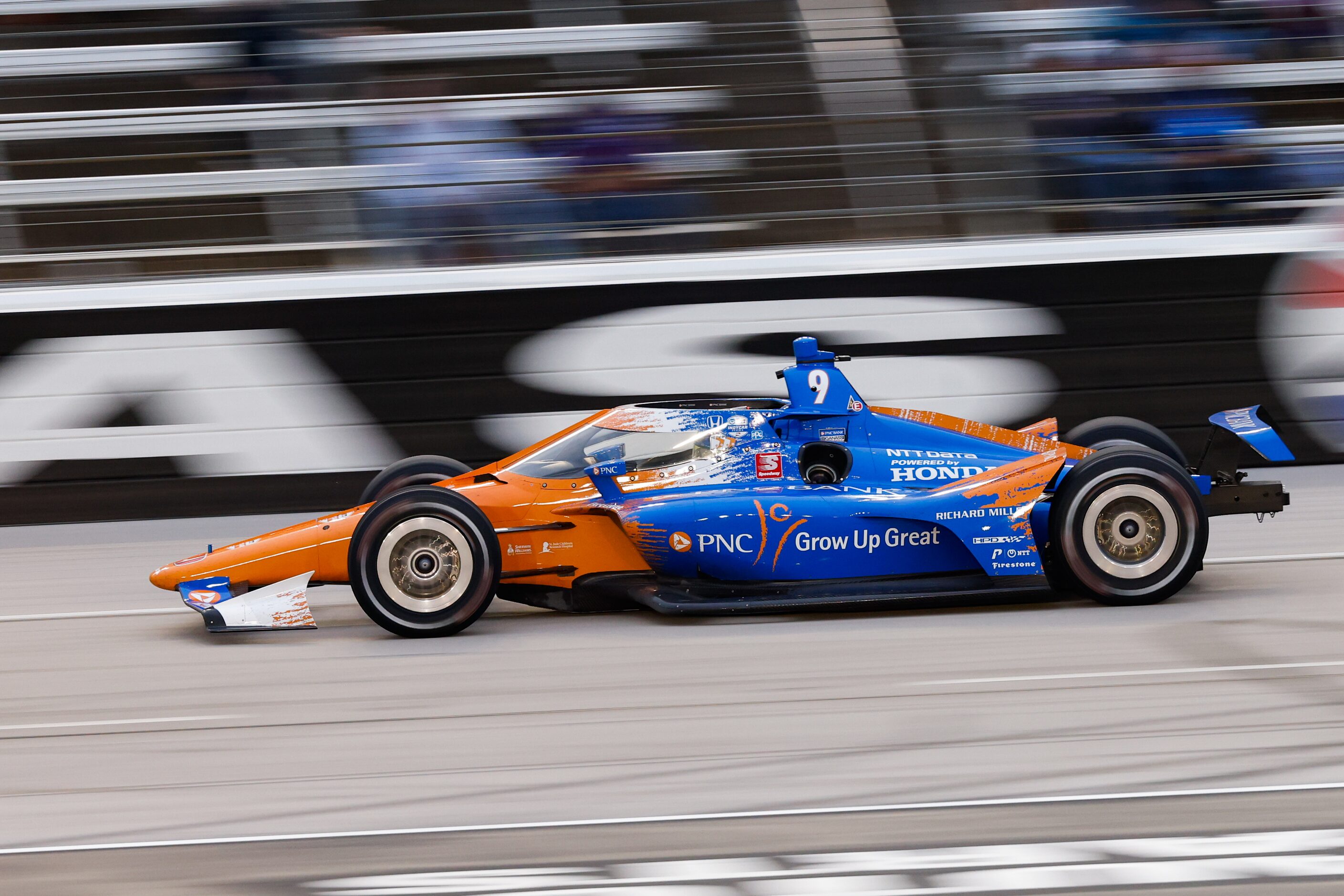 Scott Dixon (#9) leads during the final laps of the IndyCar Genesys 300 race at Texas Motor...