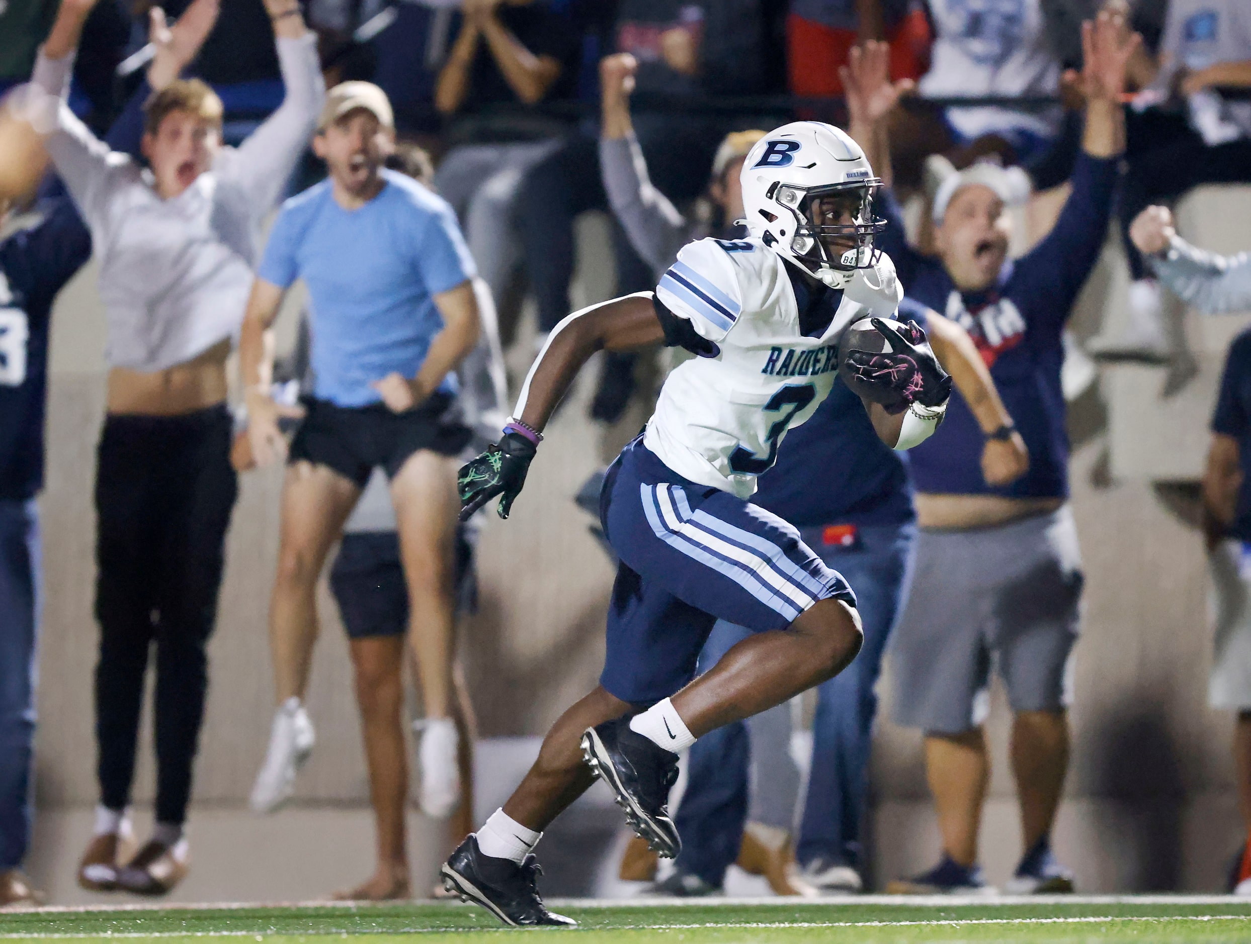 Hurst L.D. Bell running back Jalen David (3) races for a second half touchdown against...