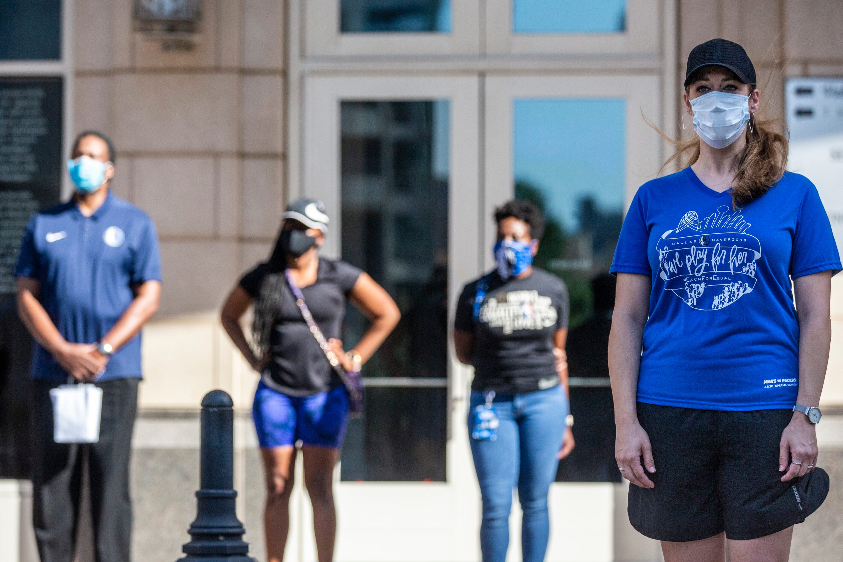 Dallas Mavericks employee Mandy Eaton (right) participates in the $100 race challenge to...