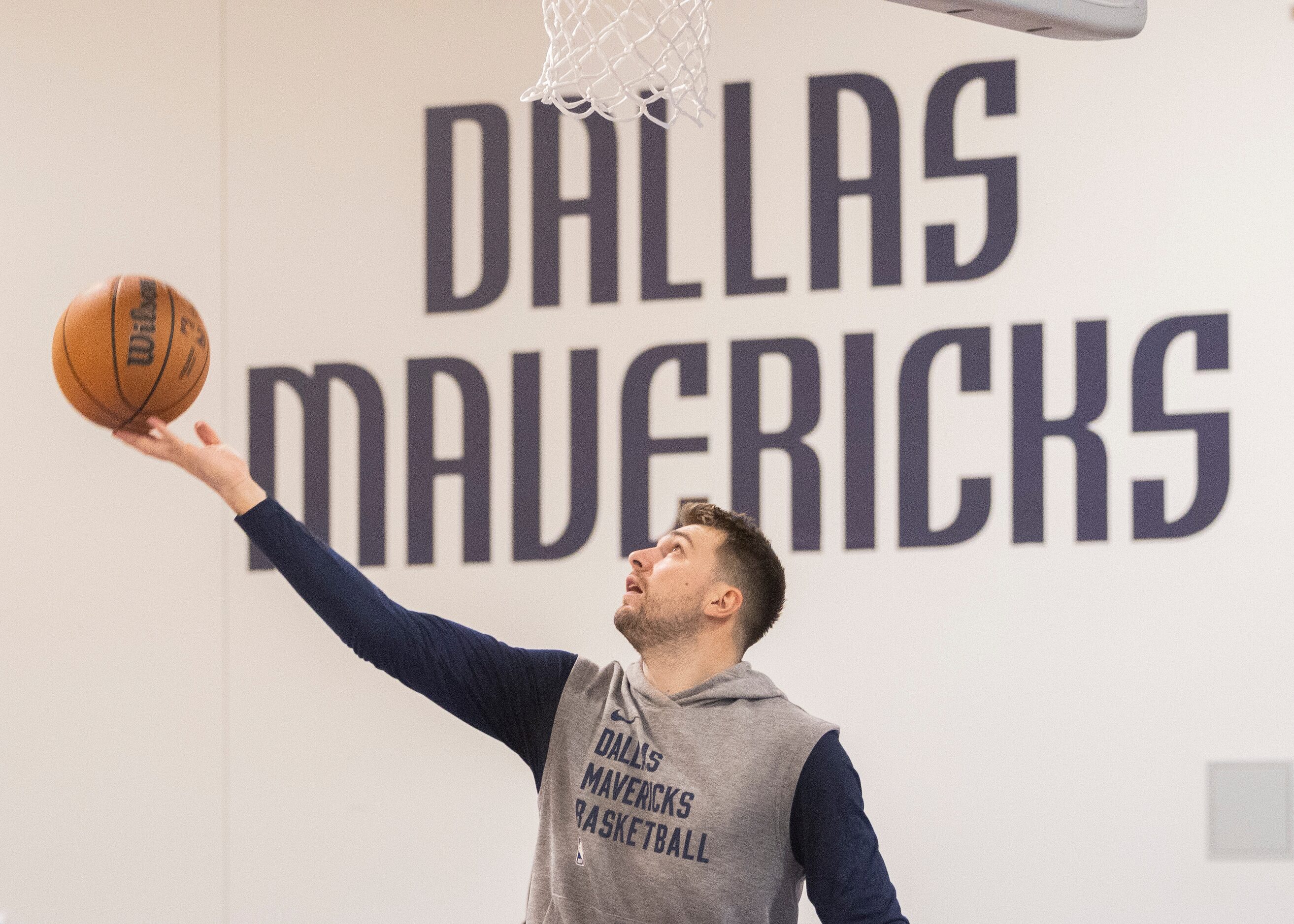 Dallas Mavericks guard Luka Dončić (77) throws the ball during practice at the Mavericks...