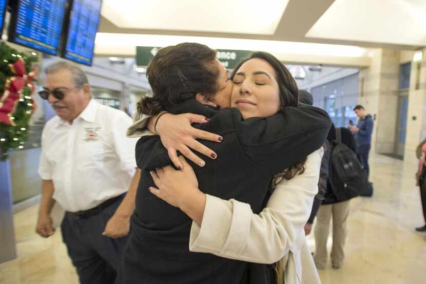 Raquel Zamora, beneficiaria de DACA, visitó a su madre en diciembre y planeaba regresar...