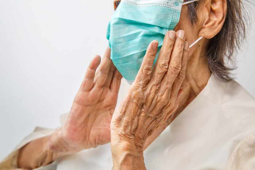 Una mujer adulta porta una mascarilla para protegerse de contagios.