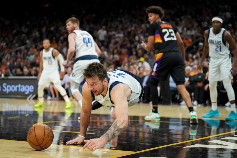 Dallas Mavericks guard Luka Doncic (77) dives for a loose ball during the fourth quarter in...