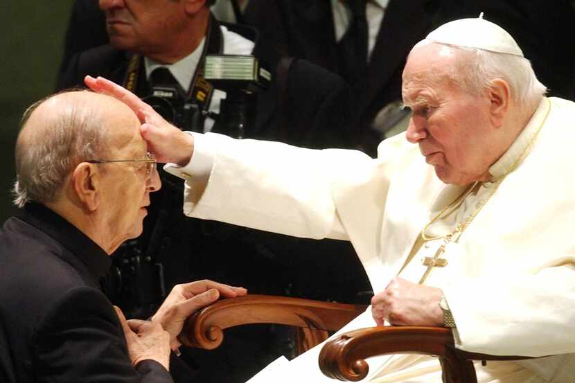 Juan Pablo II da su bendición a Marcial Maciel (der.), el desprestigiado sacerdote fundador...