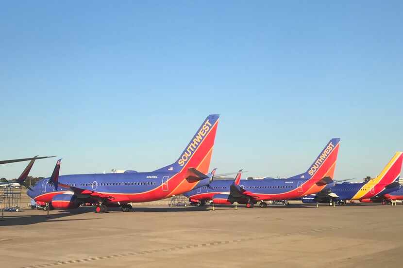 Aviones Boeing 737 de Southwest Airlines estacionados en el aeropuerto Love Field de Dallas,...