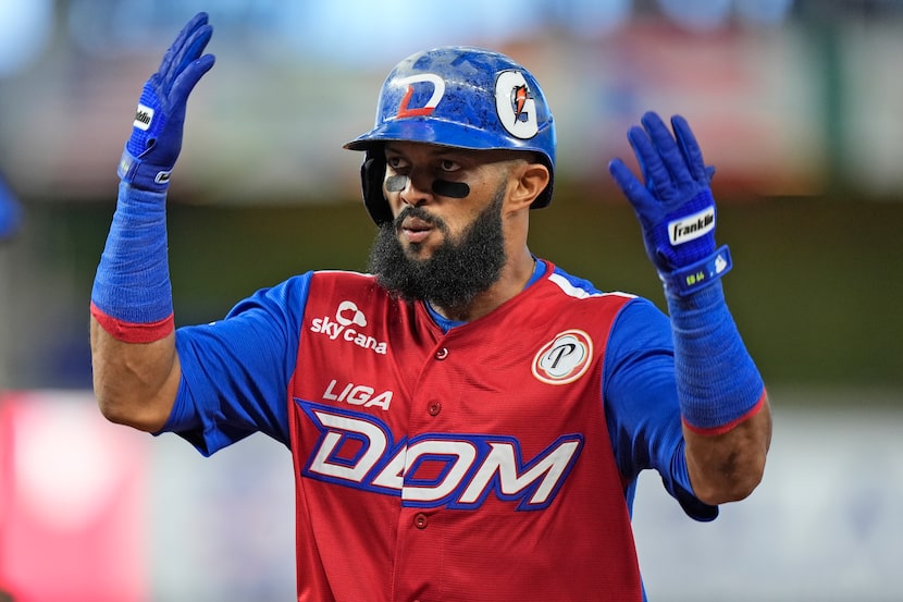 Emilio Bonifacio, de República Dominicana, festeja luego de batear un sencillo en el juego...