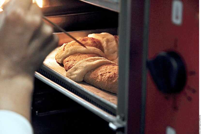 Reinventa la tradicional Rosca de Reyes con rellenos y sabores distintos que sorprenderán a...