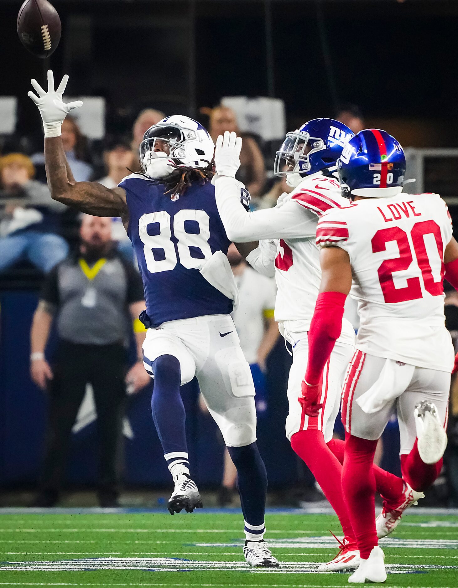 Dallas Cowboys wide receiver CeeDee Lamb (88) can’t make a one-handed catch as New York...