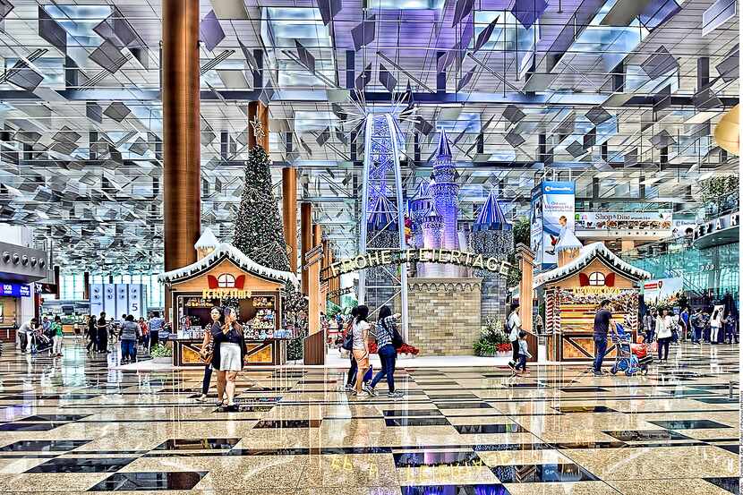El aeropuerto de Singapur gestionó un récord de 65.6 millones de pasajeros el año pasado y...