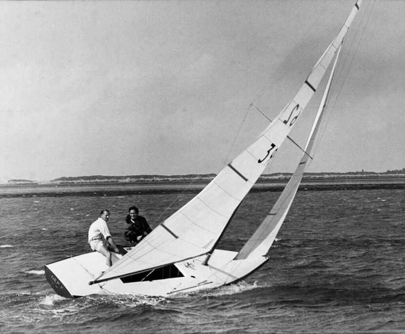 En esta foto del 25 de abril de 1959, el príncipe Felipe de Gran Bretaña navega un velero...