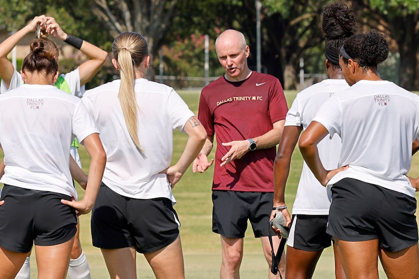 El entrenador asistente del Dallas Trinity FC, Gavin Beith, da instrucciones a su equipo...