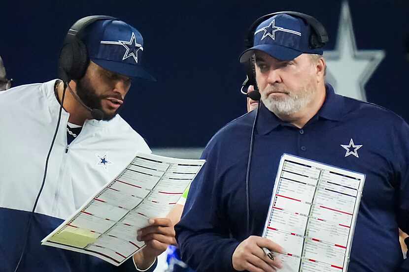 El mariscal de los Cowboys de Dallas, Dak Prescott (izq) llama las jugadas ofensivas al lado...
