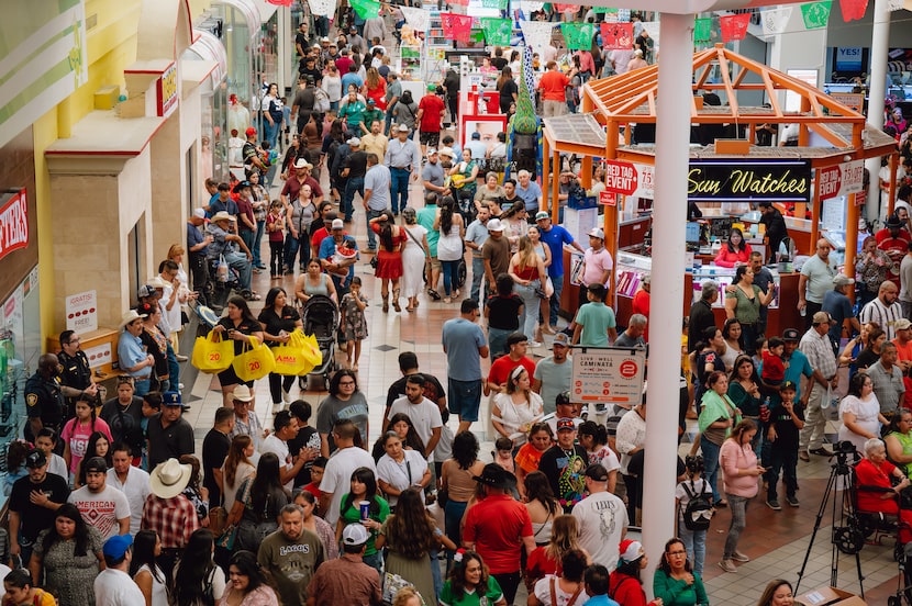 Gente pasea por La Gran Plaza de Fort Worth el domingo 15 de septiembre de 2024.