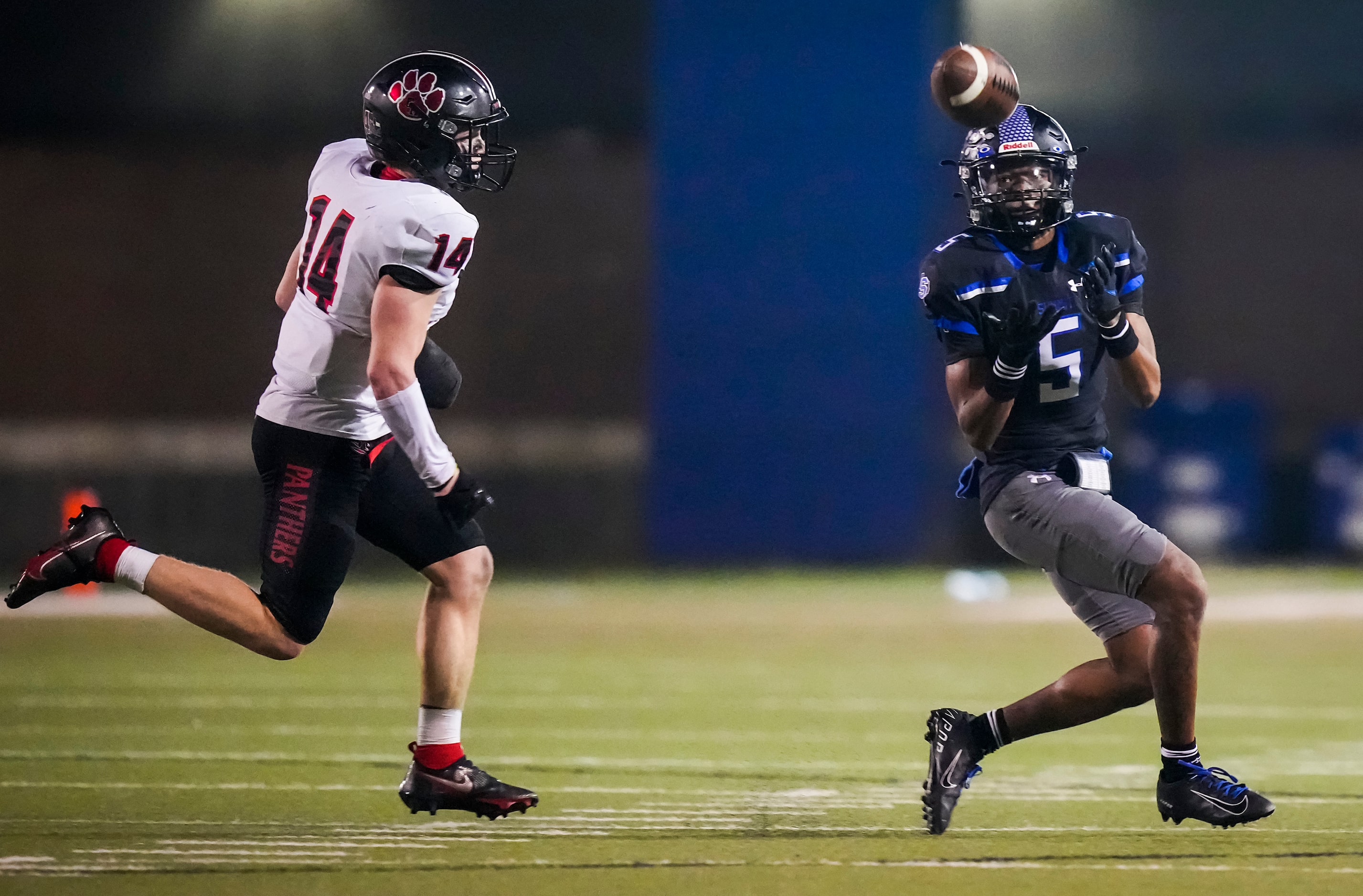 Mansfield Summit wide receiver Bryan Spotwood Jr. (5) catches a pass as Colleyville Heritage...