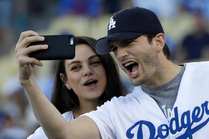 Mila Kunis Y Ashtor Kutcher son padres por segunda ocasión. AP
