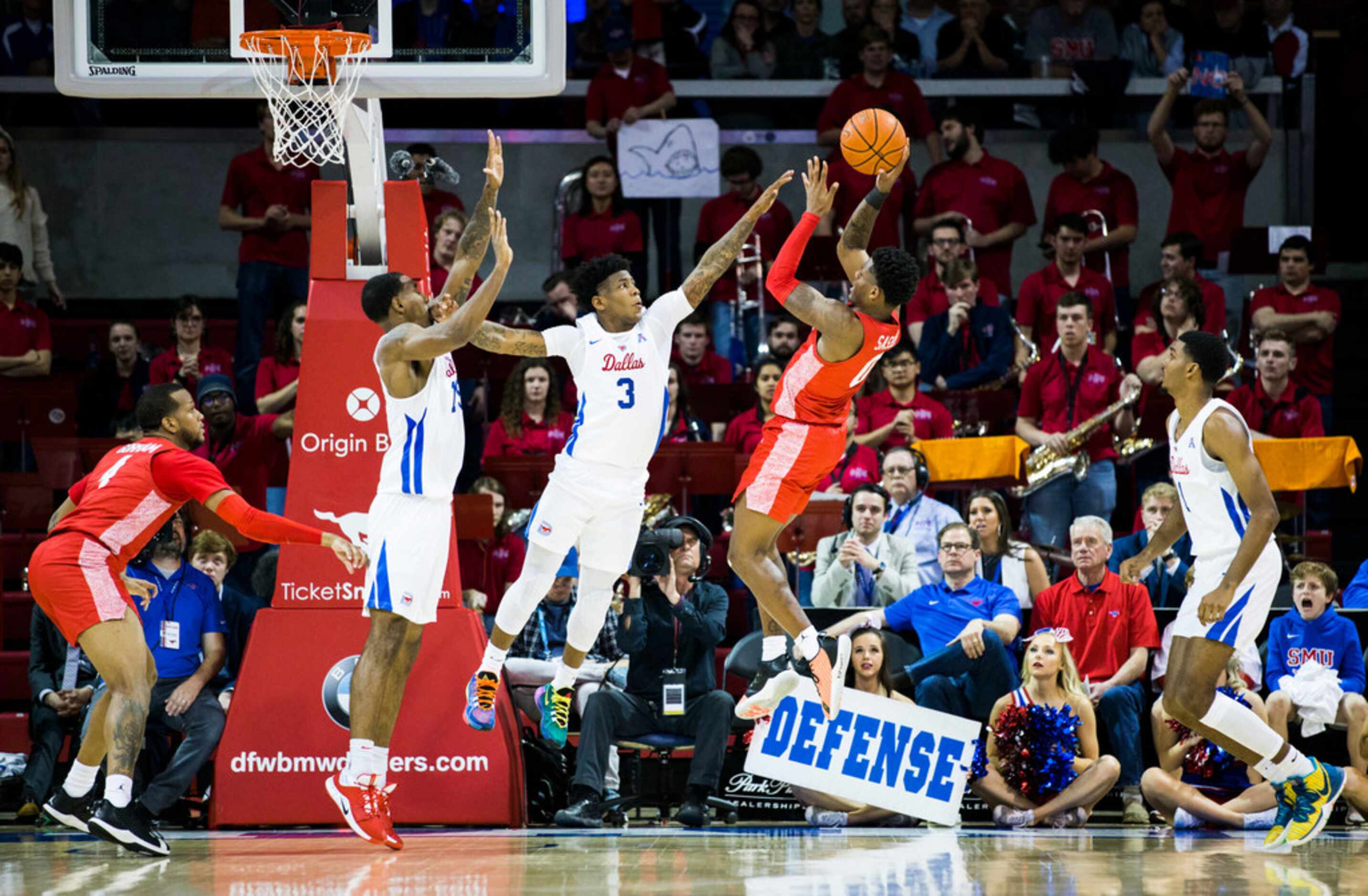 Southern Methodist Mustangs forward Isiaha Mike (15) and guard Kendric Davis (3) defend...
