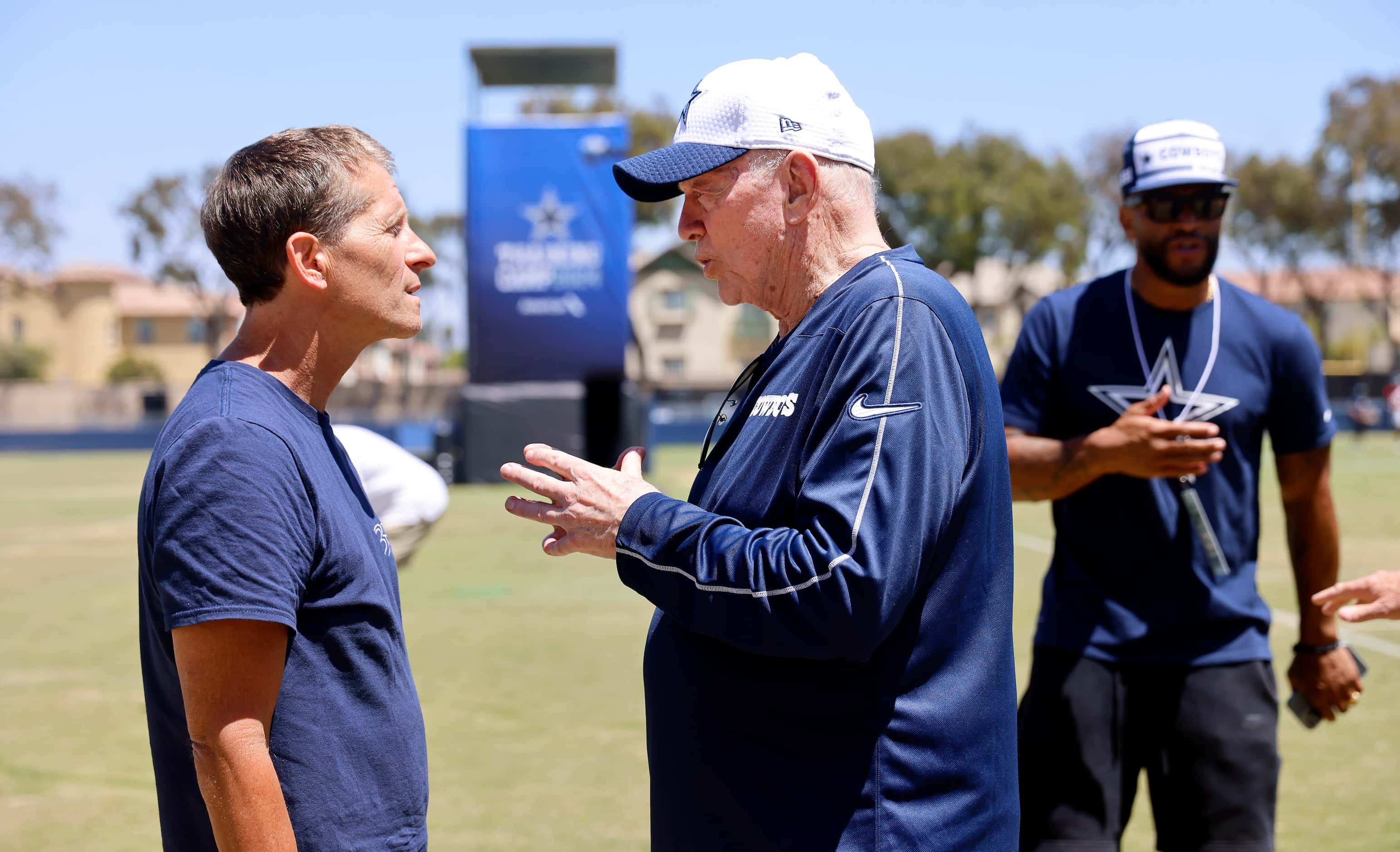 Dallas Cowboys owner Jerry Jones (center) visits with his special guest and former Arkansas...