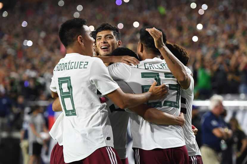 Raúl Jiménez (centro) y la selección mexicana se metieron a la final de la  2019 Concacaf...