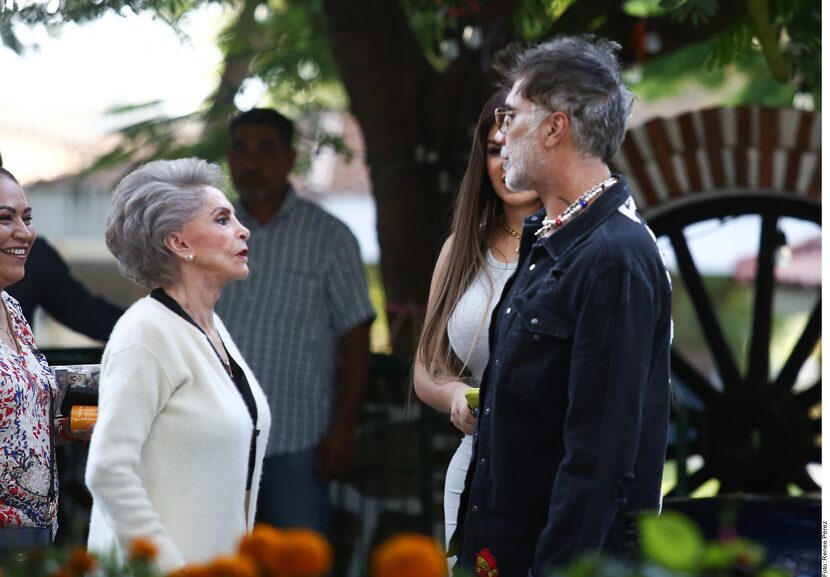 Cuquita Abarca, viuda de Vicente Fernández, y Alejandro Fernández durante la misa organizada...