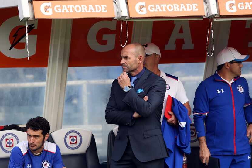 El director técnico de Cruz Azul, Paco Jémez (adelante), asegura siempre ser respetuoso./...