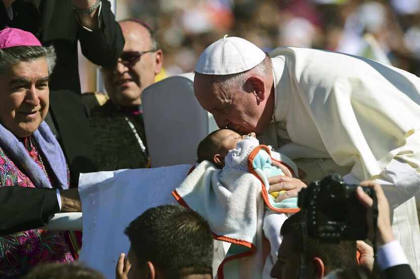 El papa besa un bebé a su arribo en San Cristóbal de las Casas, donde el Papa dio una misa...