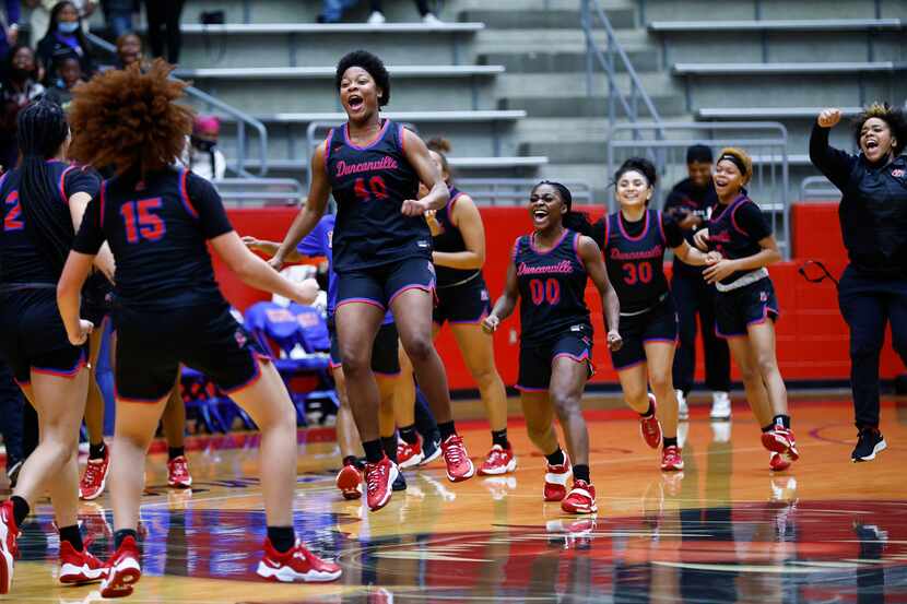 Duncanville celebrates a 73-72 win over Conway after the championship game of the...