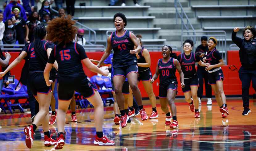 Duncanville celebrates a 73-72 win over Conway after the championship game of the...