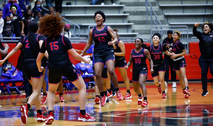 Duncanville celebrates a 73-72 win over Conway after the championship game of the...