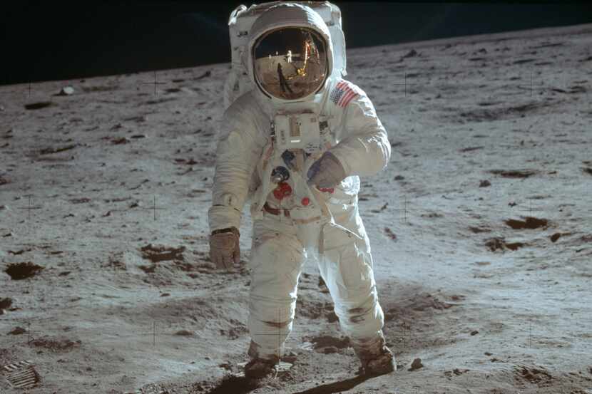En esta fotografía del 20 de julio de 1969, publicada por la NASA, el astronauta Buzz...