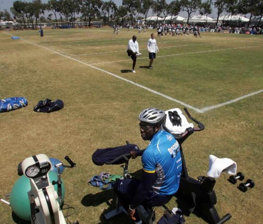 8/10/06 --Dallas Cowboys Terrell Owens rides his bike with a helmet and Team Discovery...