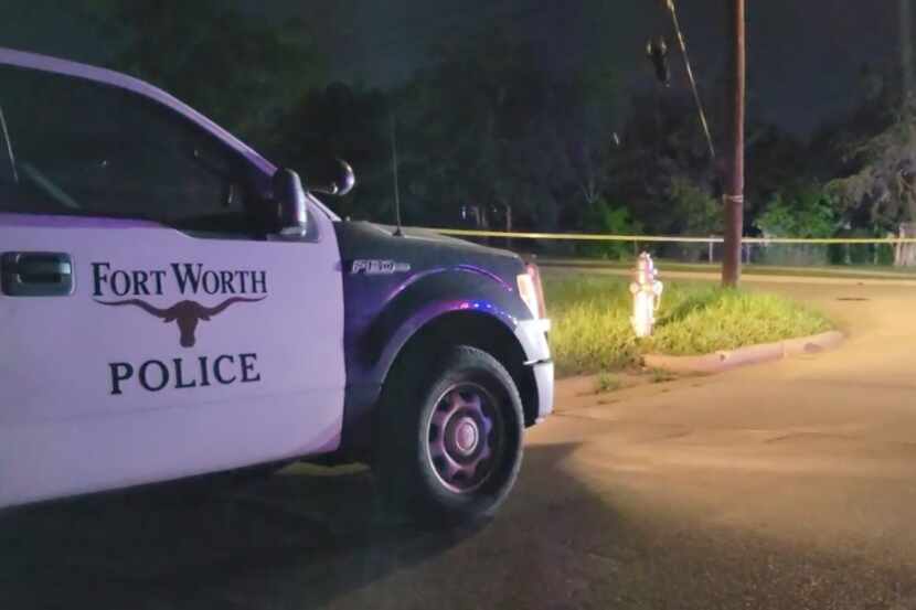 La policía de Fort Worth en la escena de un crimen en el 1000 de la NW 16th Street.