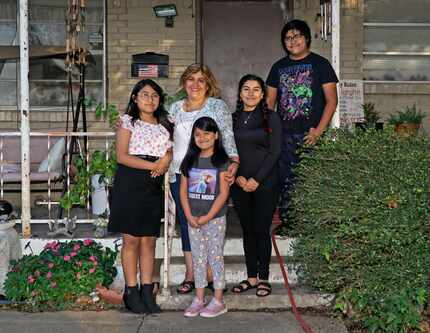 Margarita Aguirre (al centro) ha vivido meses muy difíciles para sostener a su familia...