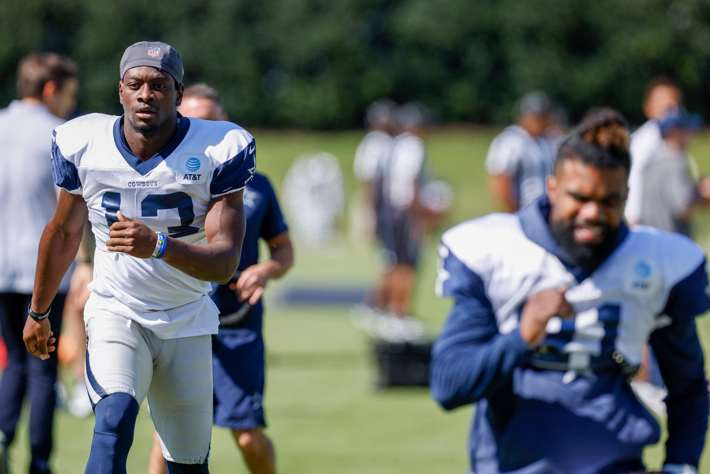 Dallas Cowboys wide receiver Michael Gallup (left) and running back Ezekiel Elliott (21)...