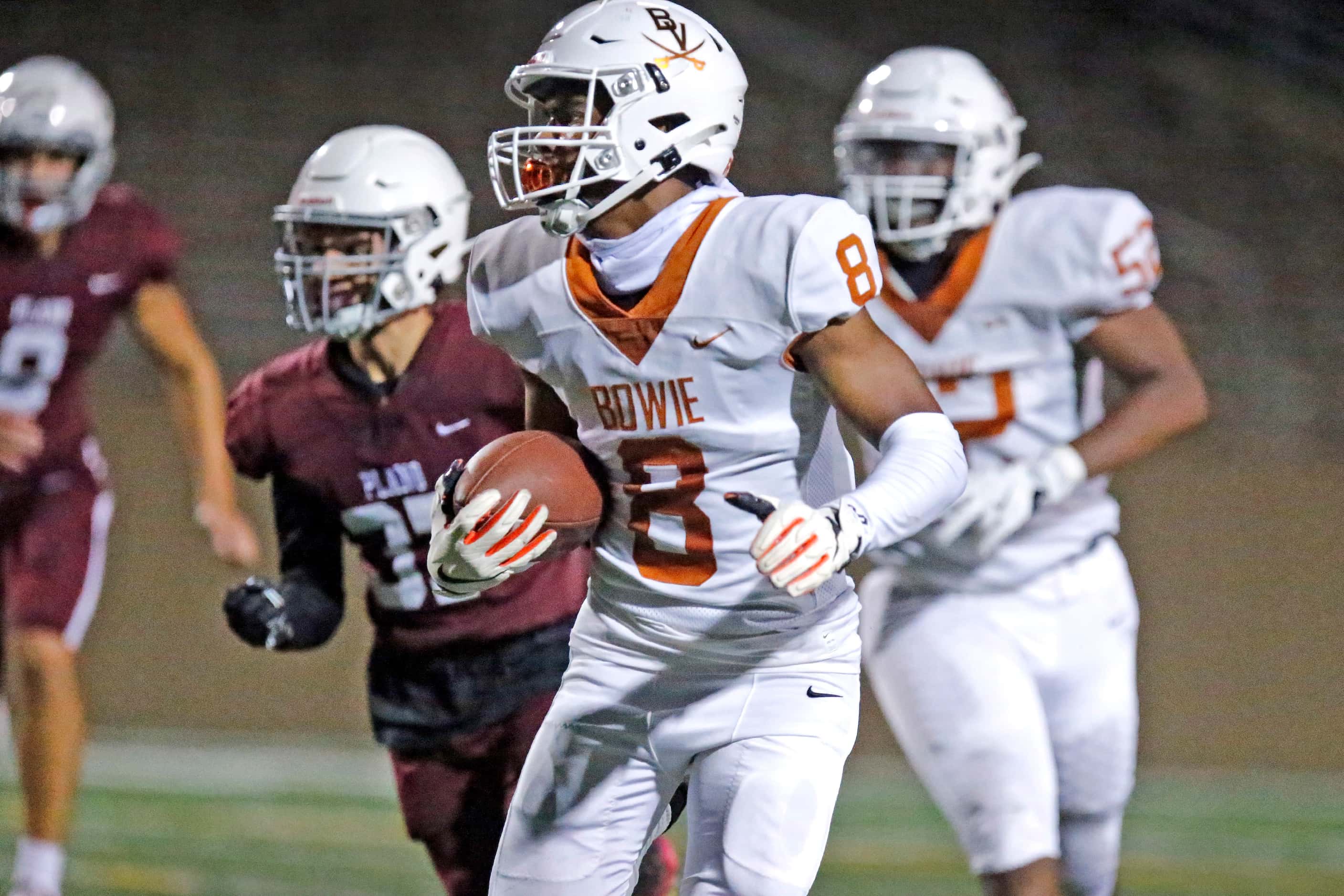 Arlington Bowi High School wide receiver Kelby Valsin (8) takes a pass at the line of...