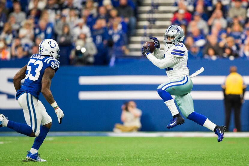 Dallas Cowboys running back Ezekiel Elliott (21) catches a pass ahead of Indianapolis Colts...