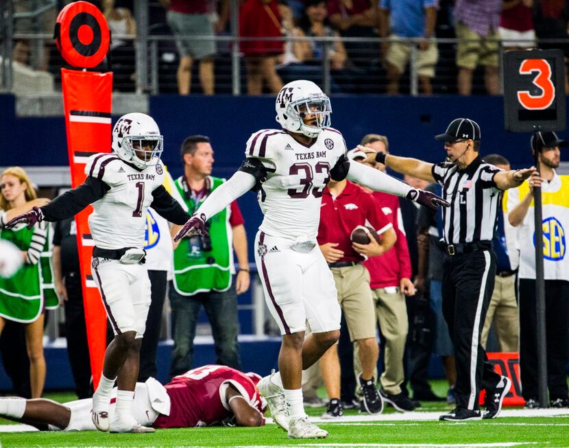 Texas A&M Aggies defensive back De'Vante Harris (1) and Texas A&M Aggies linebacker Shaan...