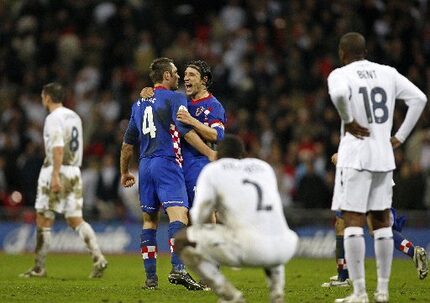 ORG XMIT: *S0421638496* Croatian footballers Niko Kovac (3rd R) celebrates with teammate...