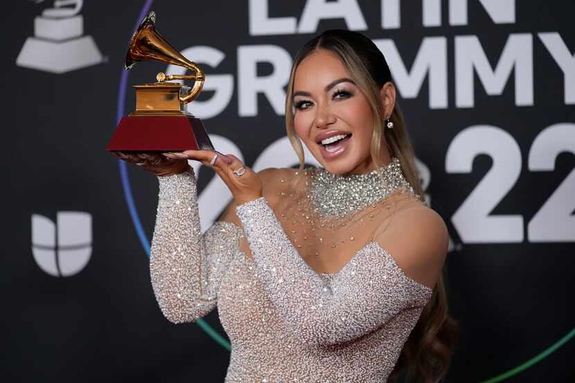 Chiquis Rivera posa en la sala de prensa con el premio a mejor álbum de banda por "Abeja...