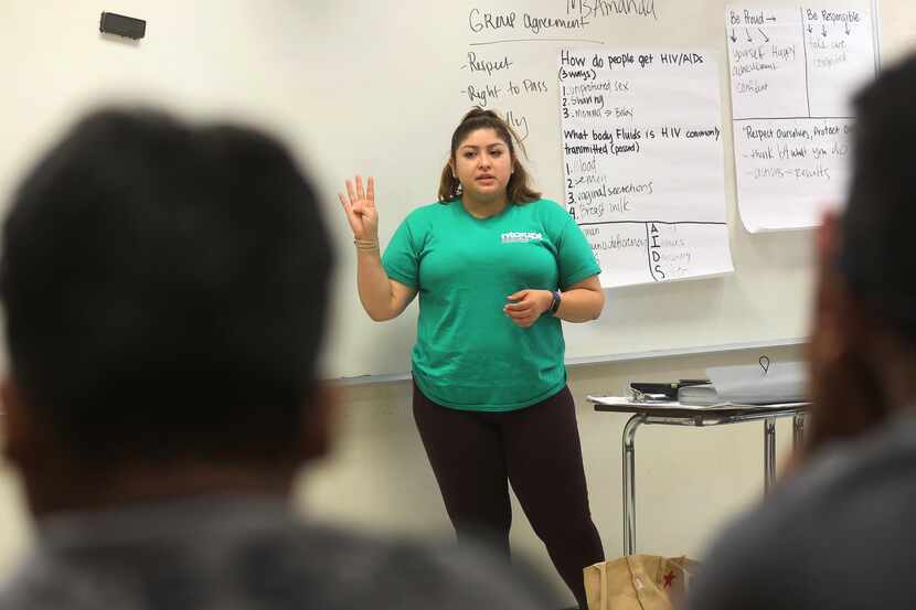 Amanda Mendoza es instructora en una clase de educación sexual para adolescentes en el...