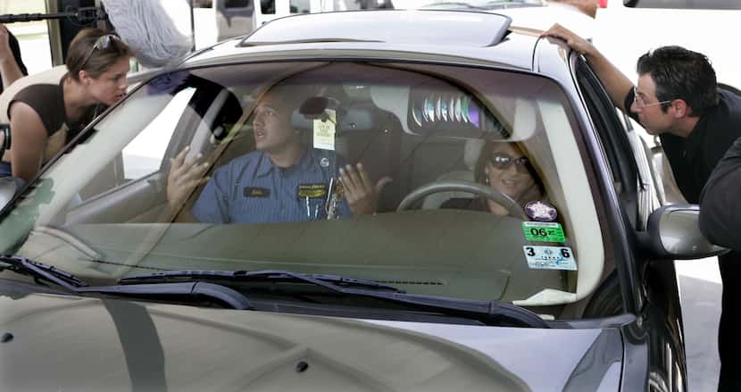 In this 2005 file photo, Alicia Smith (left) listens to Luis Hernandez, while "Cheaters"...