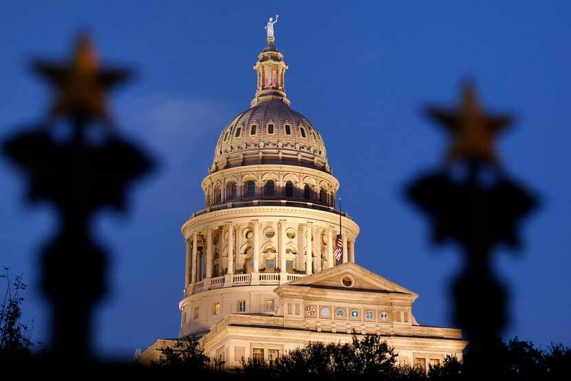 El Capitolio de Austin por fuera. Los senadores estuvieron debatiendo hasta entrada la noche...
