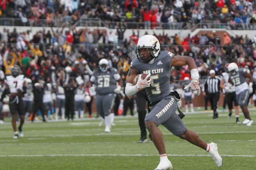 South Oak Cliff receiver Randy Reece (5) sprints to the end zone with the game winning...