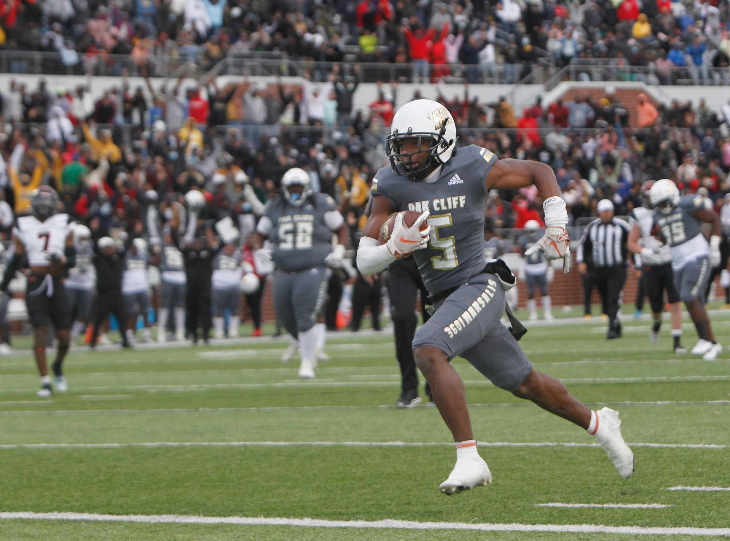 South Oak Cliff receiver Randy Reece (5) sprints to the end zone with the game winning...